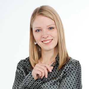 Anna-Maria Kropfitsch, Vorsitzende der Jungen Wirtschaft Klagenfurt, fordert mehr Engagement für junge Wirtschaftstreibende von der Stadtpolitik.