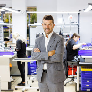 Stefan Ehrlich-Adám, Obmann der Sparte Industrie in der Wirtschaftskammer Wien: „Seit 2020 hat sich die gesamt installierte Sonnenstrom-Leistung in den Vienna Business Districts auf 88 MWp vervierfacht."
