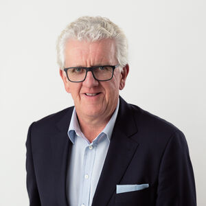 Portraitbild von Gerald Gollenz, Obmann des Fachverbandes der Immobilien- und Vermögenstreuhänder in der Wirtschaftskammer Österreich (WKÖ): „Wer jetzt überlegt, in Immobilien zu investieren, sollte das heute tun. Das Einzige, was nämlich in Zukunft nicht fallen wird, sind die Preise für Neubauten und ökologisch nachhaltig sanierte Altbauten“