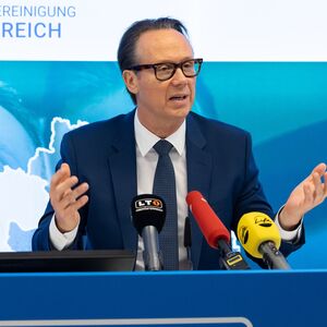 Joachim Haindl-Grutsch, Geschäftsführer der Industriellenvereinigung Oberösterreich, bei einer Pressekonferenz sprechend.