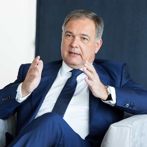 Walter Ruck, Präsident der Wirtschaftskammer Wien , sitzt beim Interview in einem Sessel.