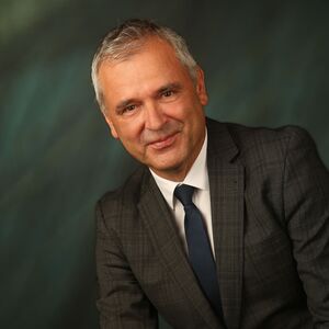 Portraitbild von Wolfgang Prisching, Geschäftsführer der Pappas Steiermark GmbH, im Anzug
