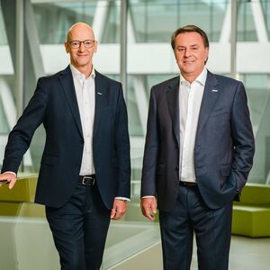 Portraitbild von WKNÖ-Präsident Wolfgang Ecker (rechts) und WKNÖ-Direktor Johannes Schedlbauer
