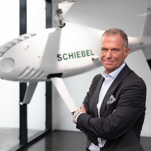 Hannes Hecher, Geschäftsführer bei Schiebel, vor einem unbemannten Helikopter aus dem Hause Schiebel.