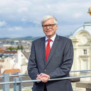 ÖHGB-Präsident RA Martin Prunbauer auf einer Dachterrasse in schöner Wiener Lage.