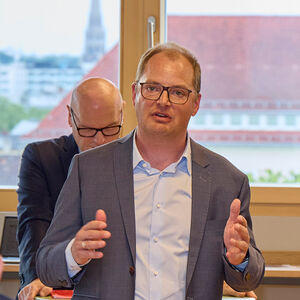 Der CCO von MIC, Rainer Roll, hält stehend einen Vortrag.