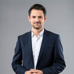 Portrait des steirischen Nationalratsabgeordneten von den Grünen, Jakob Schwarz, Sprecher für Budget, Steuern, Industrie, Standortpolitik und Ökologische Transformation.