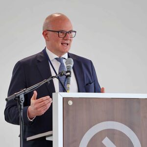 Julian Jäger, Präsident Aviation Industry Austria und Flughafen Wien-Vorstand, spricht am Podium am Flughafen Linz