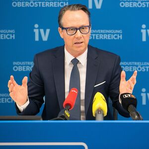 IV OÖ-Geschäftsführer Joachim Haindl-Grutsch spricht an einem Pult
