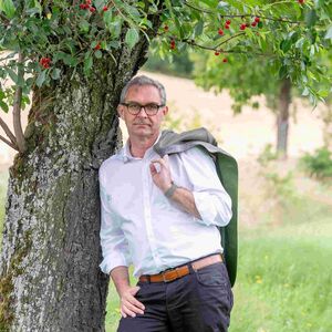 Landwirtschaftskammer Oberösterreich-Präsident Franz Waldenberger lehnt gegen einen Baum