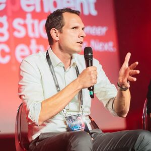 Bernhard Schmaldienst (Associate Vice President Transporeon Products bei Transporeon) spricht auf der Bühne beim ILS2025 ins Mikro, neben ihm Hella Riedl-Rabensteiner (Geodata Informationstechnologie)