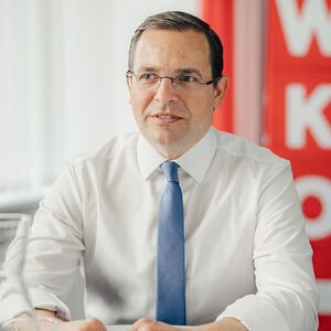 Andreas Wirth, Präsident der Wirtschaftskammer Burgenland, bei einem Interview sitzend