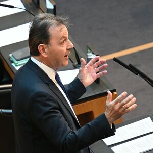 Nikolaus Berlakovich spricht am podium anl. einer Sitzung des Nationalrats im Parlament in Wien 2024