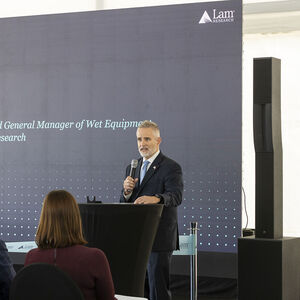 Aaron Fellis, Corporate Vice President und General Manager des Geschäftsbereichs Wet Etch and Clean (WETS) bei Lam Research, spricht bei Eröffnung in Salzburg
