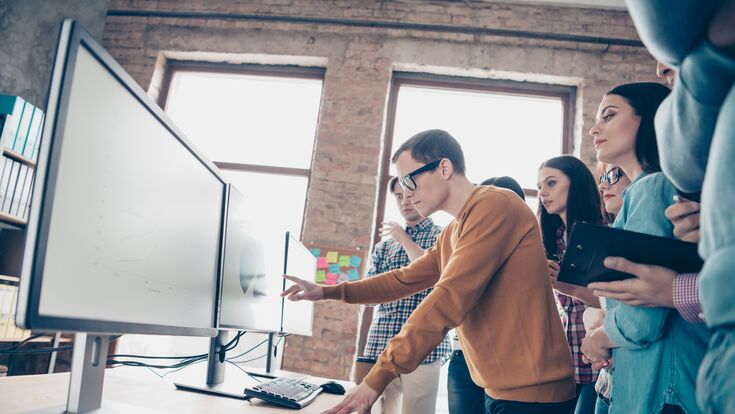 © deagreez - stock.adobe.com Junges Team im Meeting am Computer