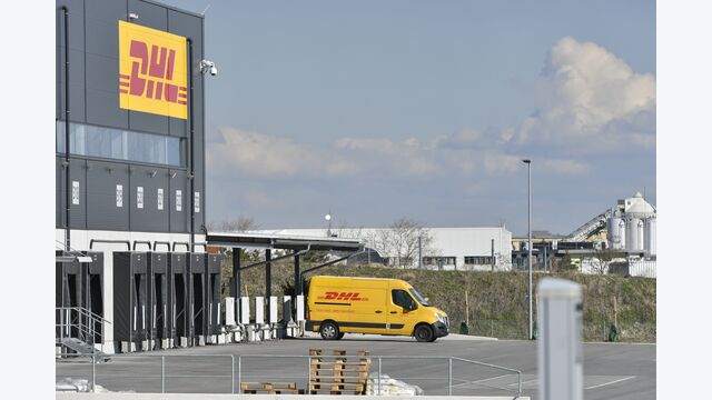 DHL-Lkw vor Logistikzentrum: Die DHL Group unterliegt als deutscher Konzern bereits seit Jänner 2023 dem deutschen LKSG.