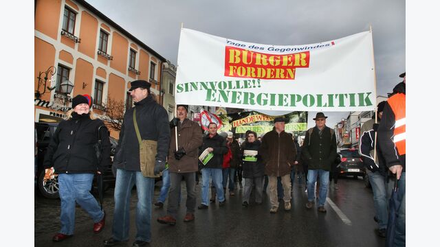 Windkraftprotest: Umwelt- und Klima-Landesrat Stefan Kaineder und Landtagsabgeordneter Rudi Hemetsberger beim gemeinsamen Lokalaugenschein mit besorgten Bürgern bei der Bohrbaustelle im Jaidhaustal in Molln.