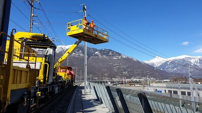 Montage der Fahrleitungsanlagen im Bereich des Ceneri-Tunnels in der Schweiz mit speziellen Montagewagons.