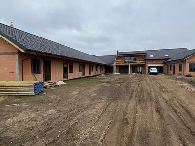 Ein Green-Care-Pionierprojekt wird noch heuer im Weinviertel (Maria Roggendorf) fertiggestellt: Es bietet einerseits älteren Menschen mit einer Pflegestufe eine soziale Tagesstruktur mit gemeinsamem Kochen und Essen sowie aktivierenden Tätigkeiten und andererseits eine Senioren-Wohngemeinschaft.