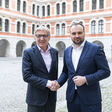 Josef Herk, Präsident der Wirtschaftskammer Steiermark, und Michael Sacherer, Präsident der Ärztekammer Steiermark, reichen sich die Hand.