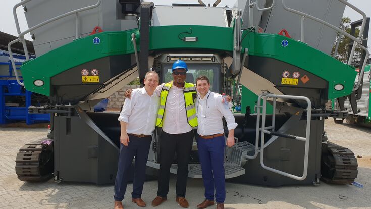 Green Tech aus Österreich für Afrika: V.l.n.r.: Gottfried Reither (Komptech) mit Nana Mainoo, Industriepartner aus Ghana und Markus Maierhofer vor der Kompostiermaschine von Komptech.