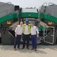Green Tech aus Österreich für Afrika: V.l.n.r.: Gottfried Reither (Komptech) mit Nana Mainoo, Industriepartner aus Ghana und Markus Maierhofer vor der Kompostiermaschine von Komptech.