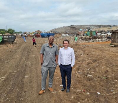 Afrika-Experte Markus Maierhofer (r.) mit Geschäftspartner Nana Mainoo auf einer Mülldeponie in Ghanas Hauptstadt Accra.