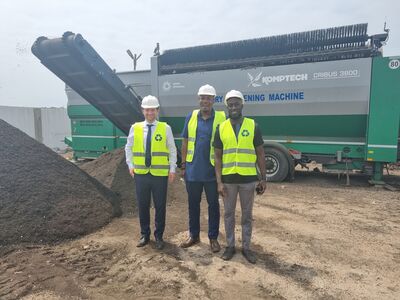 Markus Maierhofer mit Geschäftspartnern vor einer Komptech-Kompostierungsanlage. Aus dem Abfall wird biologischer Dünger für die Landwirtschaft hergestellt. So entstehen Kreislaufprozesse in Afrika.