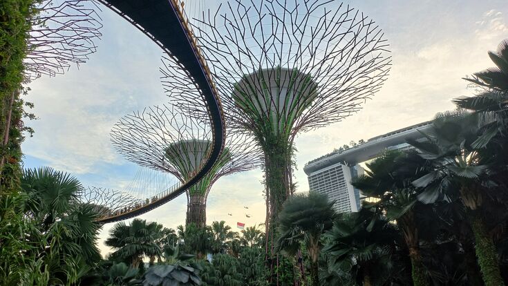 In Singapur leben rund 5,33 Millionen Einwohner, 249.000 davon sind Millionäre, 8.040 Multimillionäre und 26 Milliardäre.