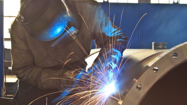 schweißer, schweißen, schweißarbeiter, schweissen, schweisser, handwerker, industrie, arbeiter, arbeitsplatz, arbeitssicherheit, fabrik, funken, funkenflug, handwerk, metallarbeiter, metaller, schlosser, sicherheit, stahl, stahlarbeiter, stahlindustrie, strom, verbindung, verbrennen, beruf, genossenschaft, unfall, gefährlich, gefahr, feuer, metall, technologie, metallindustrie, maschinenbau, industriearbeiter, baustelle, business, werkstatt, schweißgerät, meister, verarbeitung, herstellung, verbinden, eisen, werkzeug, metallbau, job, konstruktion, gewerkschaft, monteur