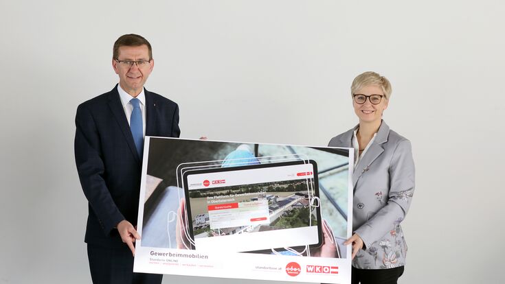 Wirtschafts-Landesrat Markus Achleitner und Mag.a Doris Hummer, Präsidentin der Wirtschaftskammer Oberösterreich, präsentieren einen Screenshot der neugestalteten oö. Standortdatenbank standortooe.at