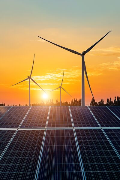 Grüner Strom wie etwa aus Windrädern wird zur Grundlage für eine klimaneutrale Gestaltung unserer Zukunft.