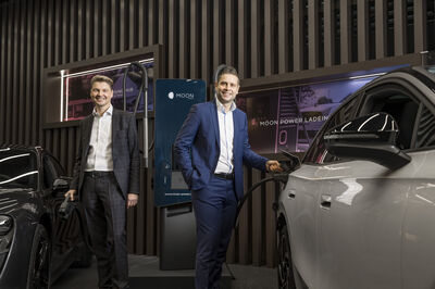 Moon City in Salzburg: Wilfried Weitgasser, GF Porsche Austria und Markus Tatzer, GF MOON POWER