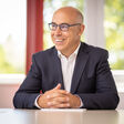 Der gefragte Ökonom Gabriel Felbermayr, der seit 2021 als Chef des WIFO regelmäßig mit Wirtschaftsprognosen und aktuellen Studien an die Öffentlichkeit tritt, zeigt in seinem neuen Buch „Europa muss sich rechnen“ in pointierter Analyse die wirtschaftliche Rolle Europas in der Welt auf.
