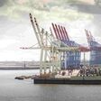 großes, vollbeladenes containerschiff im Hafen Hamburg bei bewölktem himmel