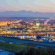 Österreich, Oberösterreich, Linz. Nachtaufnahme des Industriegebietes