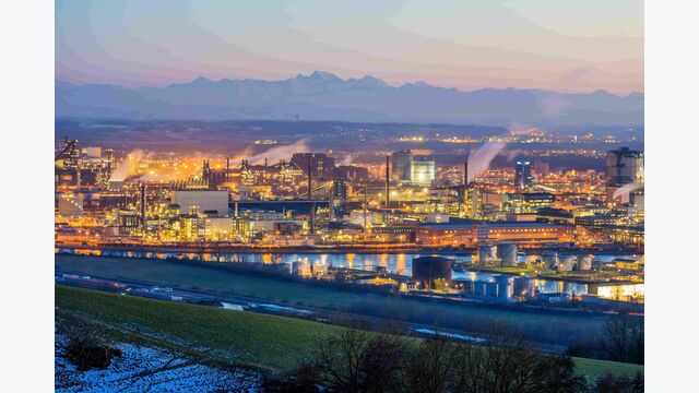 Österreich, Oberösterreich, Linz. Nachtaufnahme des Industriegebietes