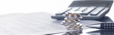 Finanzen, Euro, Münzstapel auf Tabellen mit Stift und Taschenrechner, Panorama, Hintergrund