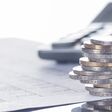 Finanzen, Euro, Münzstapel auf Tabellen mit Stift und Taschenrechner, Panorama, Hintergrund
