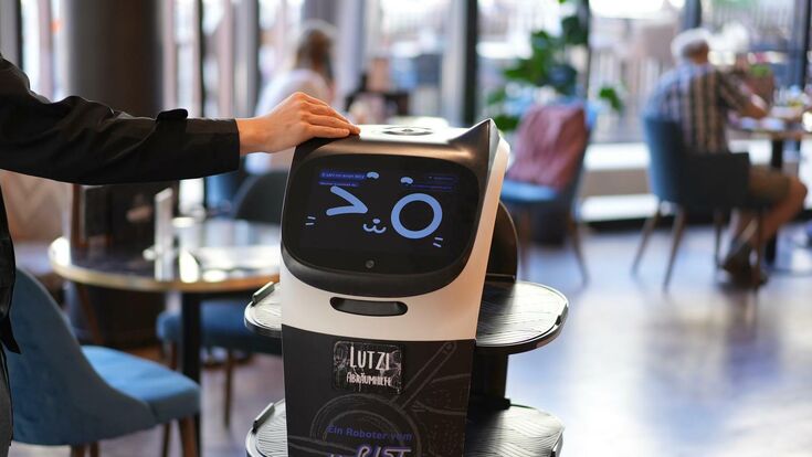 S﻿erviceroboter Lutzi sorgt in zahlreichen Restaurants der Möbelkette XXX Lutz für Aufsehen.