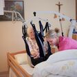 Eine alte Frau wird von einer jungen gepflegt: Die Teilzeitquote bei Frauen in Pflegeberufen ist u.a. dadurch bedingt, dass sie im familiären Bereich ebenfalls solche Aufgaben übernehmen.