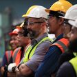 Mitarbeiter in der Industrie: Nur noch 23 Prozent der befragten Unternehmen brauchen neue Mitarbeiter.
