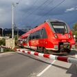 Die Werdenfelsbahn, ein Nahverkehrszug der Deutschen Bahn, in Seefeld, Tirol. Die Werdenfelsbahn fährt von München bis Innsbruck
