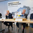 Für Bodenstrategie mit Hausverstand (v. l.): Albert Brunner, Landesvorsitzender Gewerkschaft Bau Holz, Andreas Kreutzer, Kreutzer Fischer & Partner, Baulandesinnungsmeister Norbert Hartl, Erhard Prugger, Leiter Sozial- und Rechtspolitik der WKOÖ