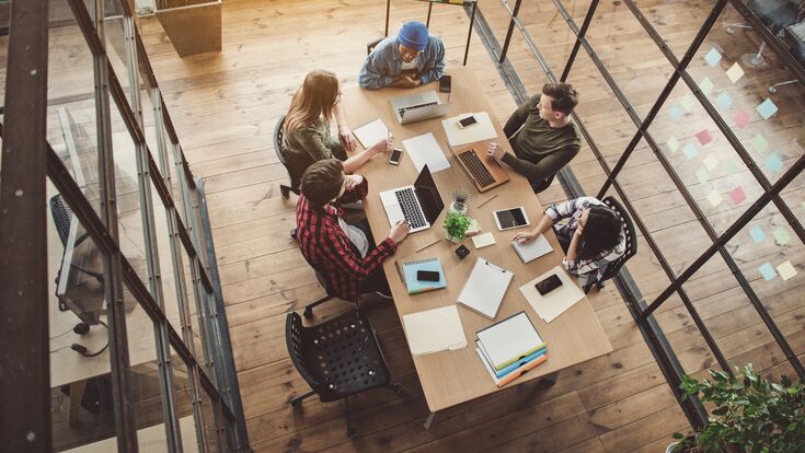 Ein junges Unternehmen bei einem Meeting: 2023 sind die Investitionen in österreichische Start-ups um ein Drittel gesunken.