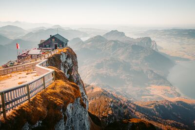 Hütte hoch am Schafberg in den österreichischen Alpen bei Sonnenuntergang