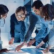Ingenieure arbeiten an technischen Plänen
