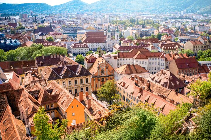 häuser der stadt graz im sommer aus der vogelperspektive