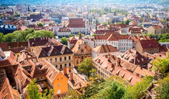 häuser der stadt graz im sommer aus der vogelperspektive