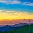Ein Windrad im Sonnenuntergang: Südösterreich ist eine Potenzialregion für Wind- und Solarenergie.